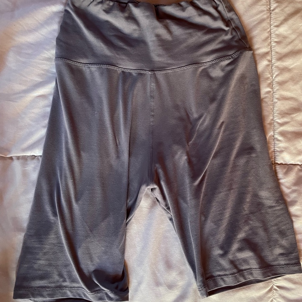 High-Waisted Seamless Gym Shorts - Picture 3 of 5